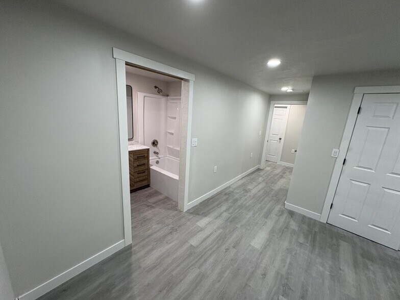 Building Photo - 692 W 500 S