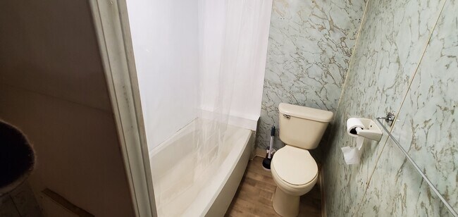 Building Photo - 530 Naylor Rd