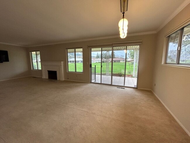 Building Photo - Charming 3bd/2ba Golf Course in Oakmont!