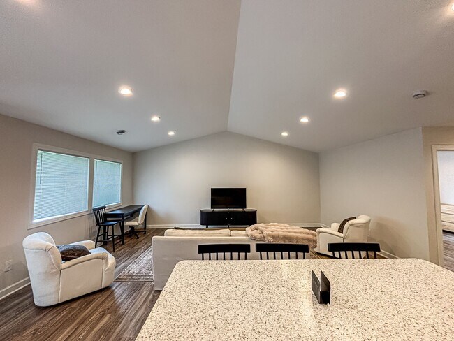 Building Photo - 3 Bedroom Town Home