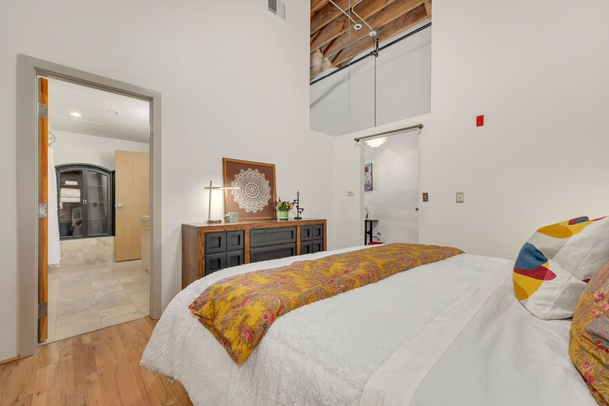 Bedroom w/King Size Bed - 1800 Lawrence St