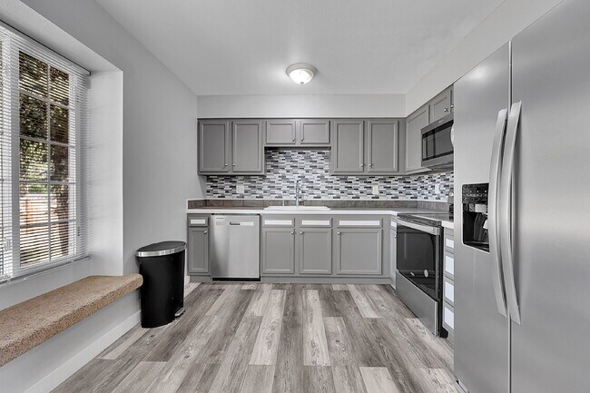 Building Photo - $2,295 - 4 Bed, 2 Bath Home in CO Springs ...