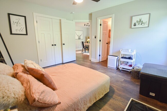 Building Photo - Pet Friendly Three Bedroom!