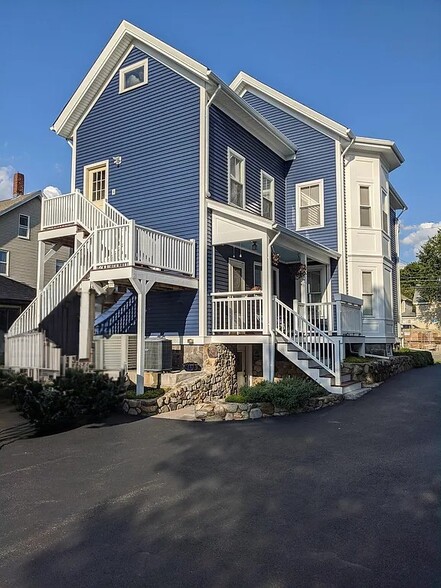 Primary Photo - 211 Adams St