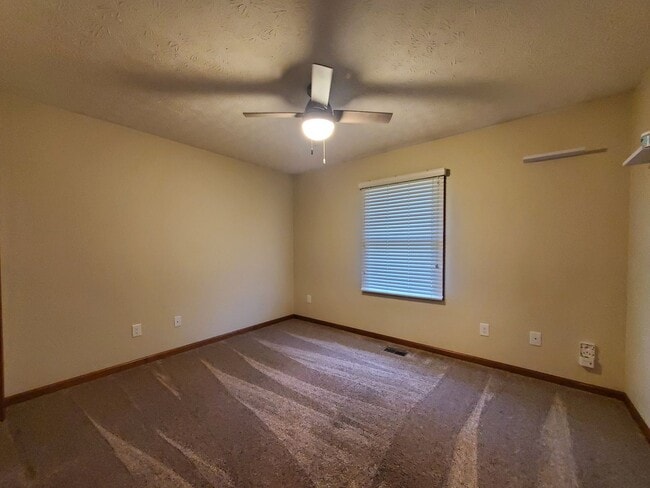 Building Photo - 3-bedroom 2 Full Bath House