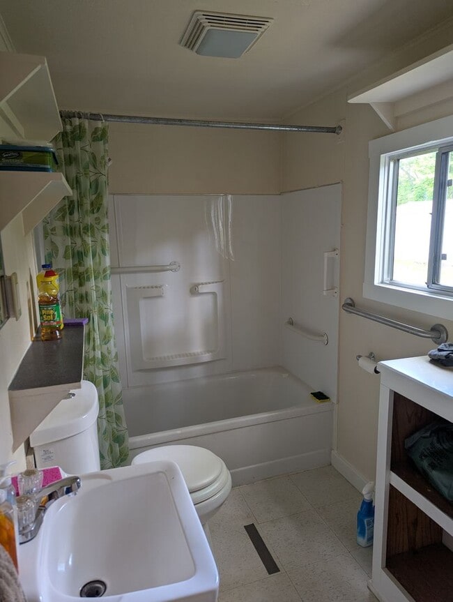 Building Photo - Cute 1 bedroom