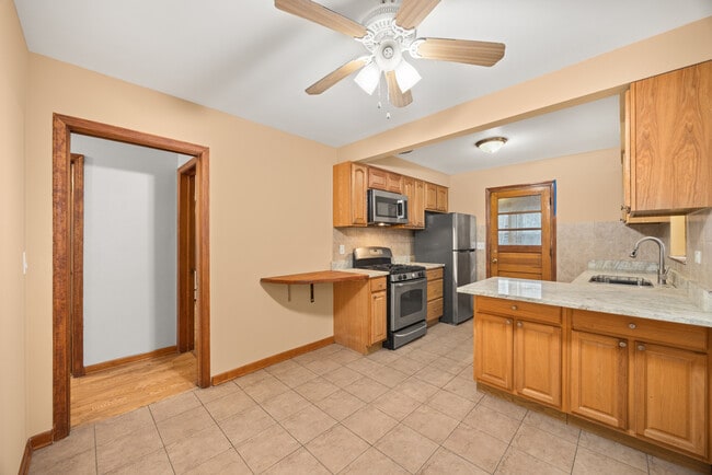 Building Photo - 5748 W Montrose Ave