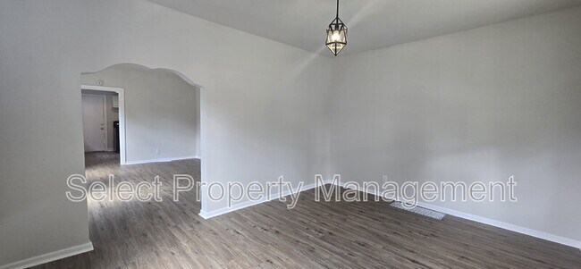 Building Photo - 2152 Fox Ave
