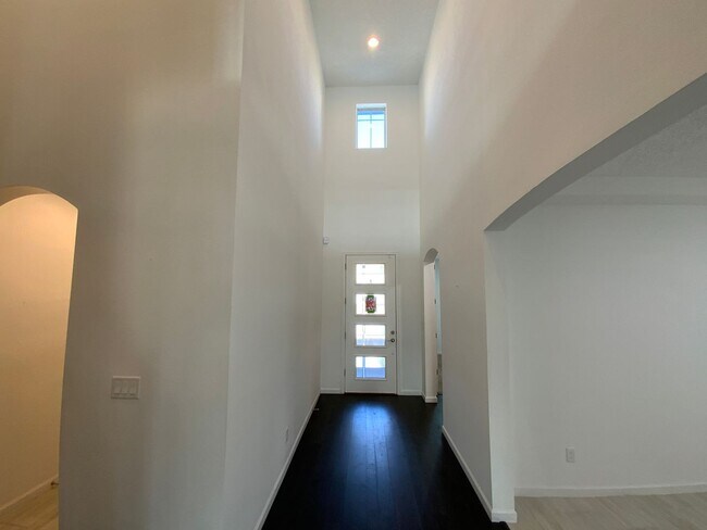 Building Photo - 5 Bedroom Luxury Home Available Near Louis...