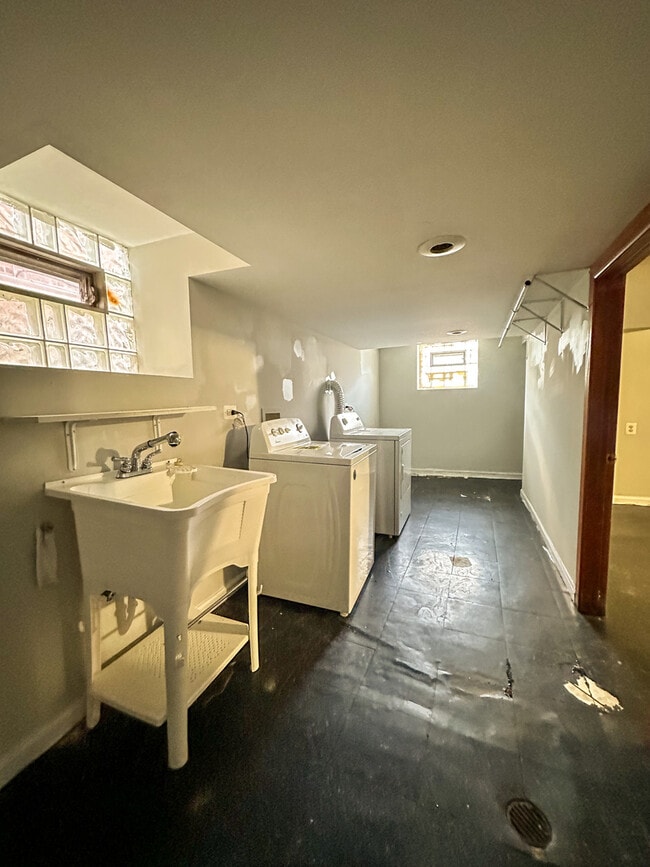 Building Photo - 8626 S Damen Ave