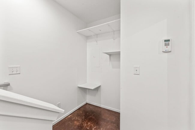 Building Photo - 3 Bedroom Townhome W/ Uptown Views (Coming...