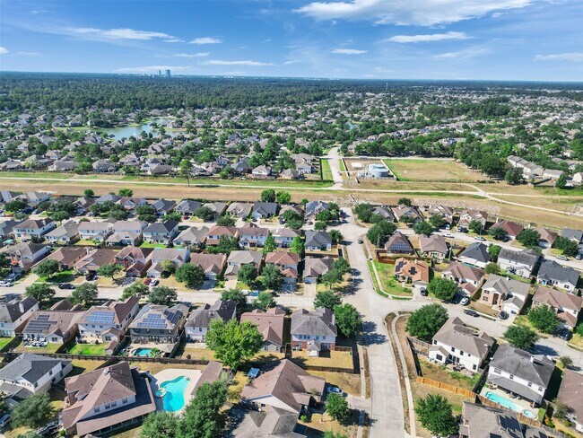Building Photo - 29650 Legends Green Dr