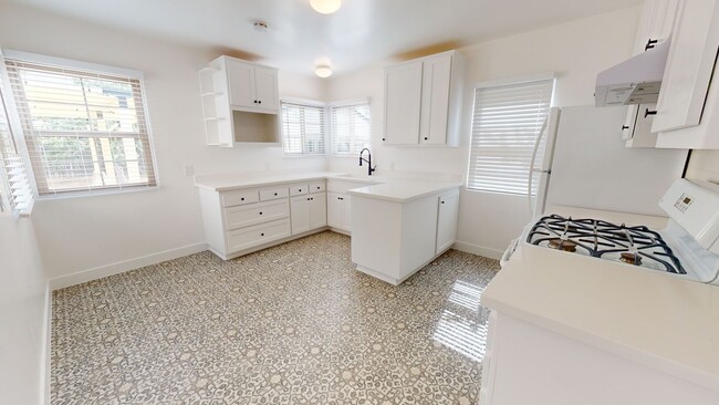 Building Photo - Charming Remodeled 2 Bed/1 Bath Home in Sa...