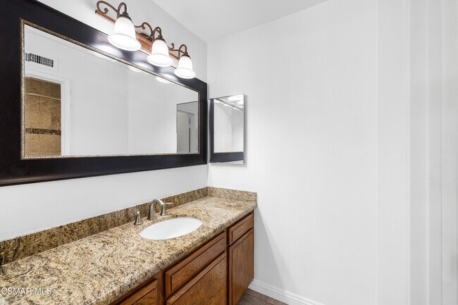 Building Photo - 26001 Alizia Canyon Dr