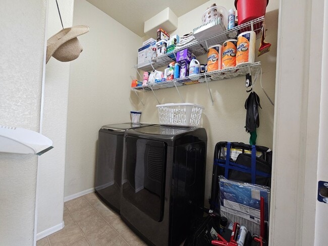 Building Photo - 3 Bed 3 bath house in 80916!