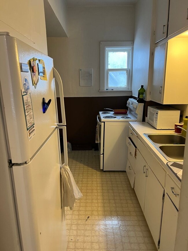 Building Photo - Great location 4 bedroom, 2 bathroom house...