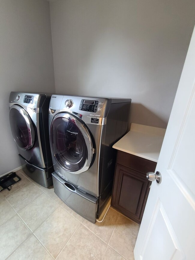Building Photo - 3 BED 2.5 BATH in Crescent Court