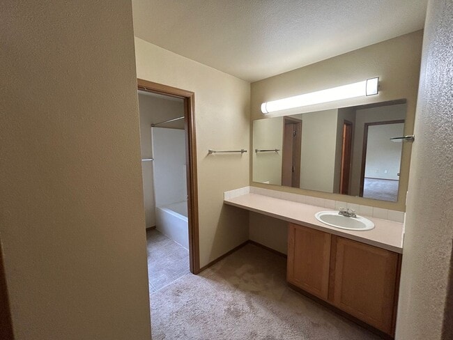 Building Photo - Beautiful 4 bd 2.5 bath w/ 2-car Garage Ho...