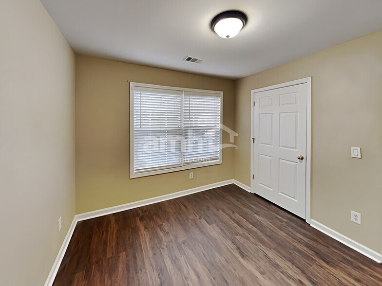 Building Photo - 1584 Silver Ridge Dr