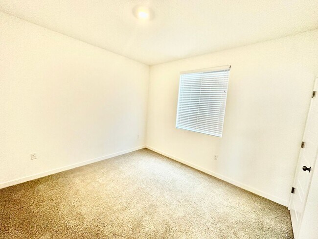 Building Photo - Newly-Built NextGen 5 bed 3.5 bath Lennar ...