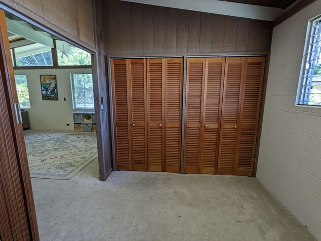 Building Photo - Country living in the City - Huge bonus room, entertainment deck, covered lanai and lots of storage.
