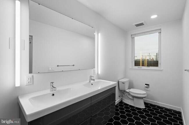 Building Photo - 1501 N 31st St