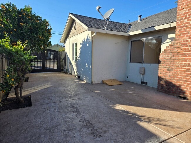 Building Photo - Beautifully Renovated 3-Bedroom / 2-Bathroom Duplex-Style Home in Prime Sunnyvale