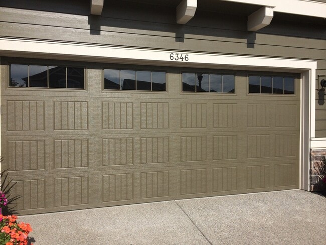 Building Photo - Absolutely Beautiful 5 Bedroom Home!! A Must See!!