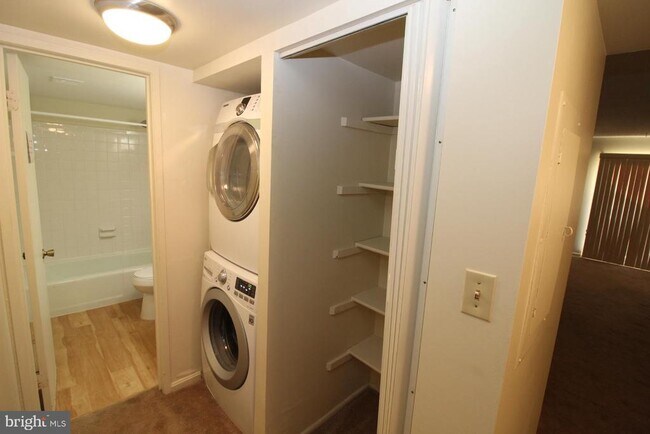 Building Photo - 8600 Village Square Dr