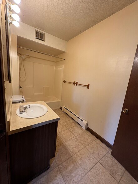 Bathroom w/ tub/shower - 67 E Main St