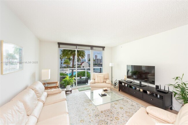 Building Photo - 1155 Brickell Bay Dr