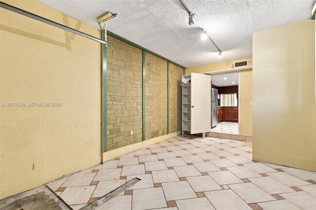 Building Photo - 6511 Racquet Club Dr