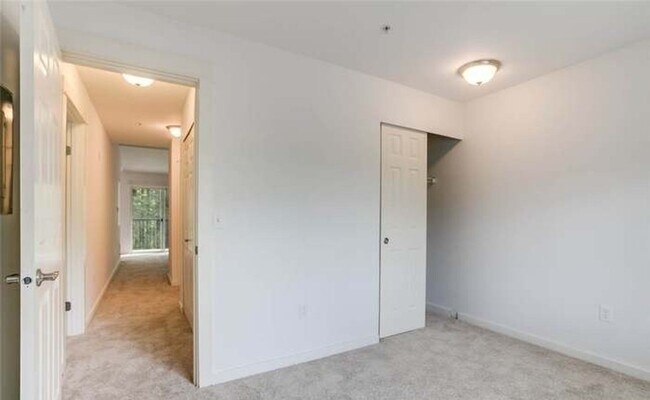 Building Photo - Tranquil Top-Floor Condo in Issaquah's Tan...