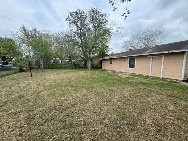 Building Photo - Nice 4 BR, 1.5 Bath w/ Large Back Yard