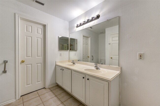 Building Photo - 225 Summerhaze Cir