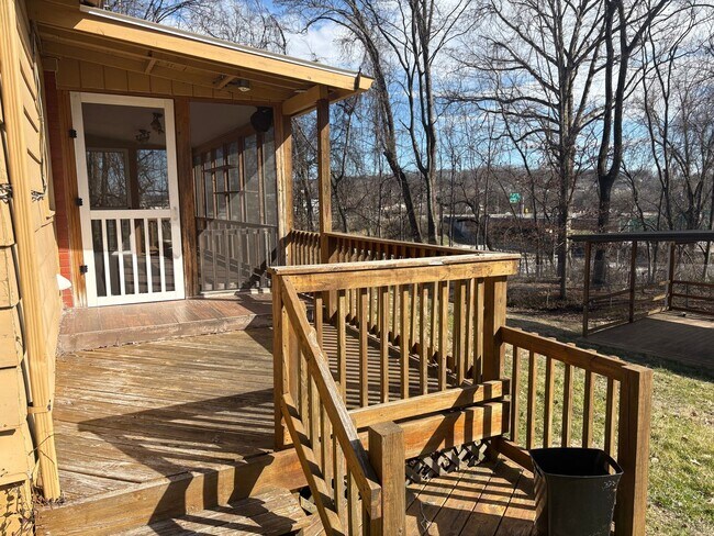 Building Photo - Cozy 4BR One Level Home with Extra Storage and Covered Deck in Knoxville
