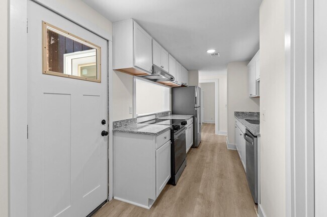 Building Photo - AVAILABLE NOW. $1450 MONTH. 3 BED 1 BATH. IDEAL LOCATION IN BELLEVUE. CLOSE TO EVERYTHING WEST NA...