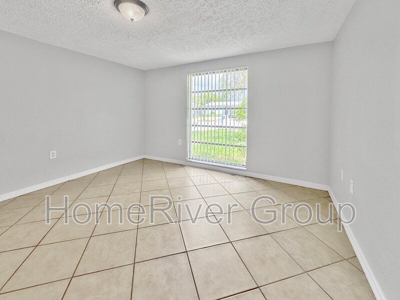 Building Photo - 10005 Regency Park Blvd