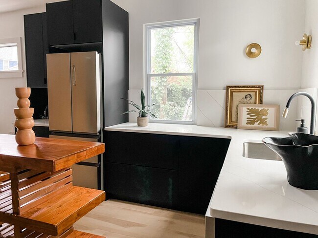 Building Photo - Gorgeous three bedroom in the heart of Park Ave