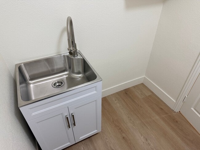 Building Photo - Amazing 5 bedroom home for rent in North Fontana