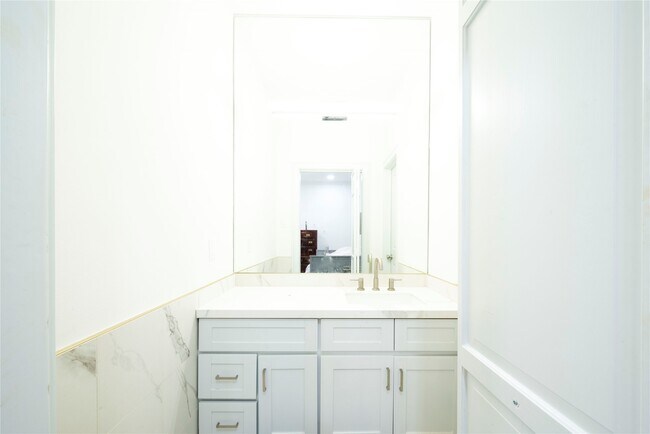 Building Photo - 4744 Post Oak Timber Dr