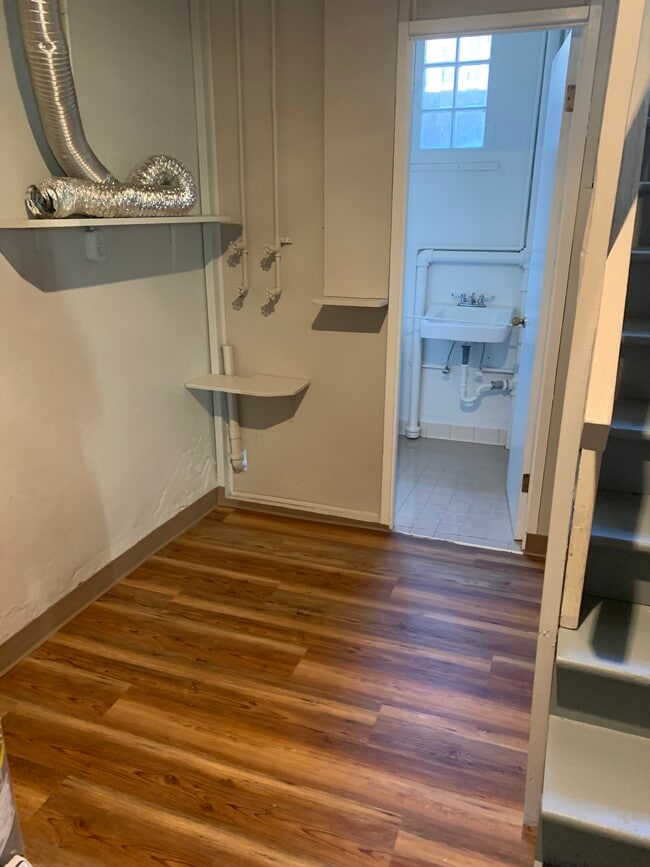 Building Photo - 6525-6525 N Haight Ave