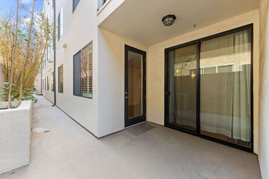 Building Photo - Modern 3 Bed, 2 Bath Condo for Lease – 1,320 Sq Ft – Prime Sherman Oaks Location
