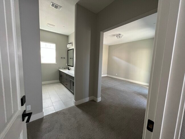 Building Photo - 3005 Shasta Wy