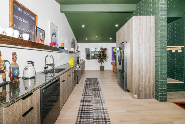 Building Photo - MCM Ranch : Modern 5BR Near Henry Ford & McLaren
