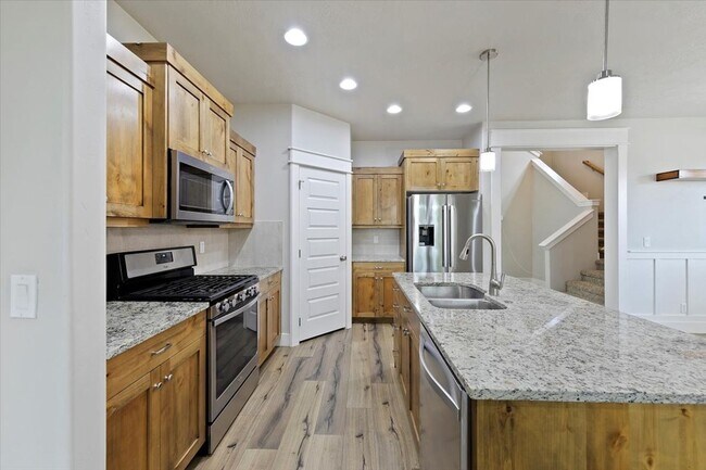 Building Photo - Stylish 4-Bed + Loft Just Minutes from The...