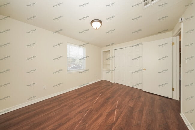 Building Photo - 1932 Lariet Ln