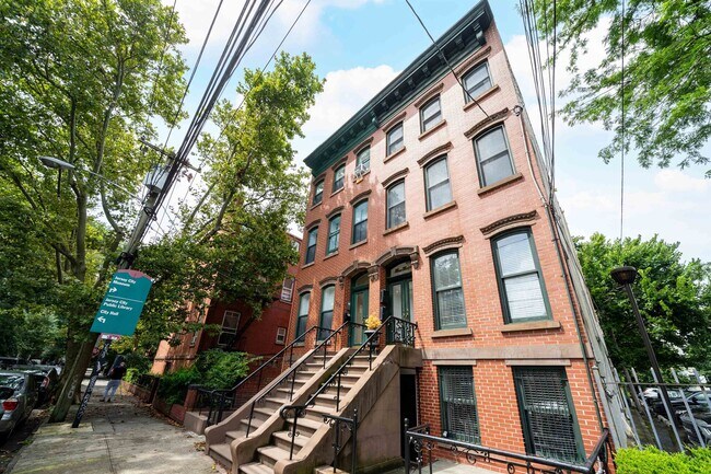 Building Photo - 331 Varick St