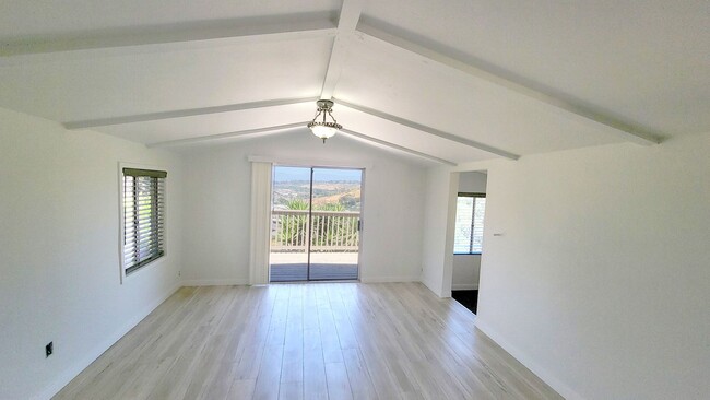Building Photo - 2 bedroom/1 bath house with beautiful nort...