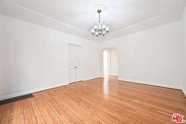 Building Photo - 361 N Mansfield Ave